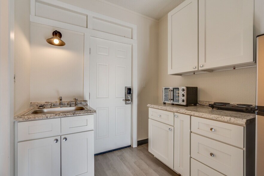 More Photos Of 15589 Lee Hwy, Bristol Apartments For Sale