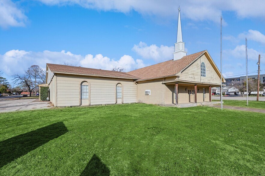 More Photos Of 325 S Cowan Ave, Lewisville Flex For Sale