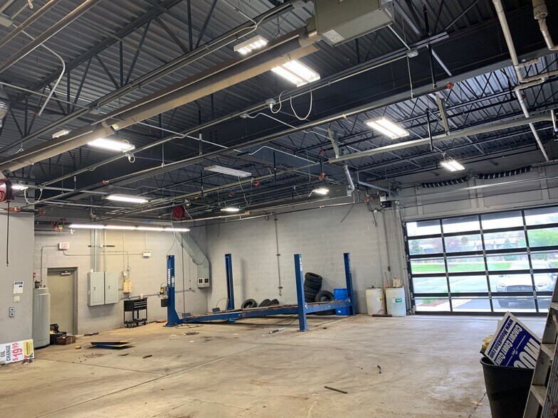 More Photos Of 313 S Schmale Rd, Carol Stream Freestanding For Lease