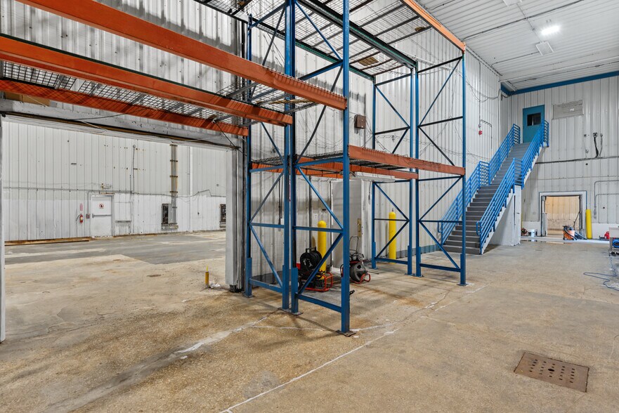 More Photos Of 4206 Mercantile Ave, Naples Distribution For Lease