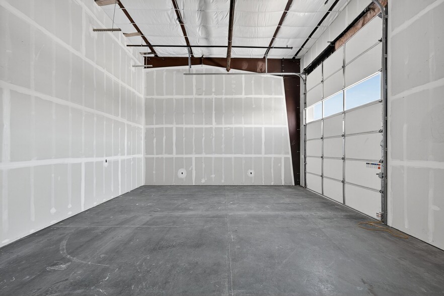 More Photos Of 7915 Glen Harbor Blvd, Glendale Showroom For Lease