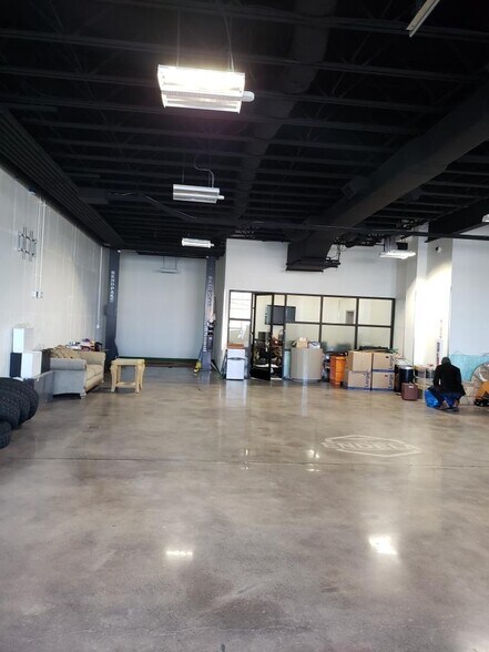 More Photos Of 5509 Vine St, Alexandria Flex For Lease