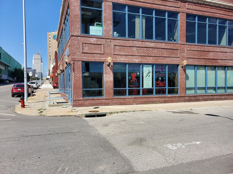 More Photos Of 1625-1627 Oak St, Kansas City Storefront Retail Office For Lease