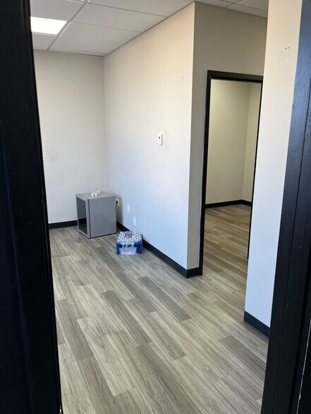 More Photos Of 1007-1013 Sill Ave, Aurora Warehouse For Lease
