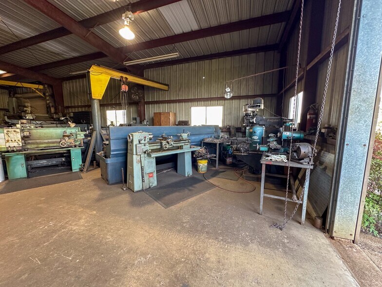 More Photos Of 4133 Loop 343, Rusk Manufacturing For Sale