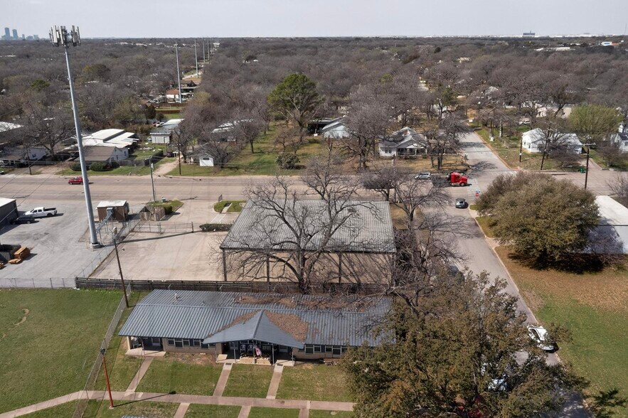 More Photos Of 2620 Carson St, Haltom City Light Distribution For Lease