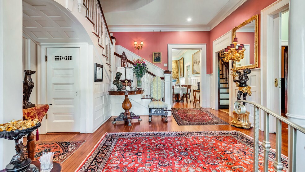 More Photos Of 119 E 37th St, Savannah Restaurant For Sale