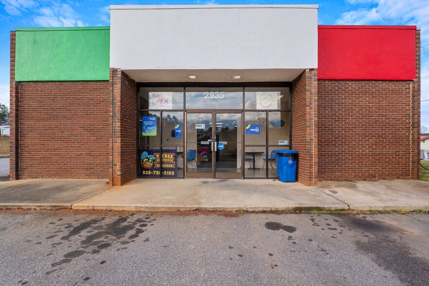 More Photos Of 2935 New Leicester Hwy, Leicester Showroom For Sale