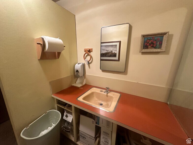 More Photos Of 589 N Geneva Rd, Lindon Warehouse For Sale