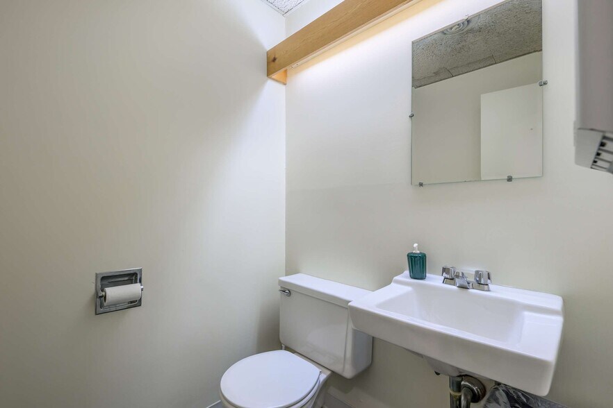 More Photos Of 10 Walker St, Kittery Loft Creative Space For Lease