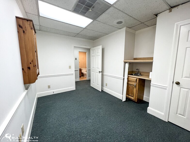 More Photos Of 200 Market Pl, Roswell Office Residential For Lease