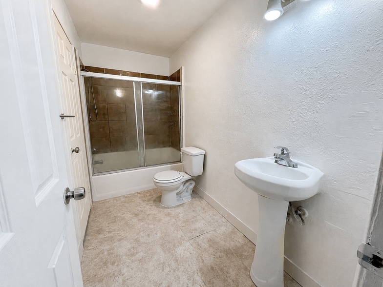 More Photos Of 1316 E California Ave, Bakersfield Apartments For Sale
