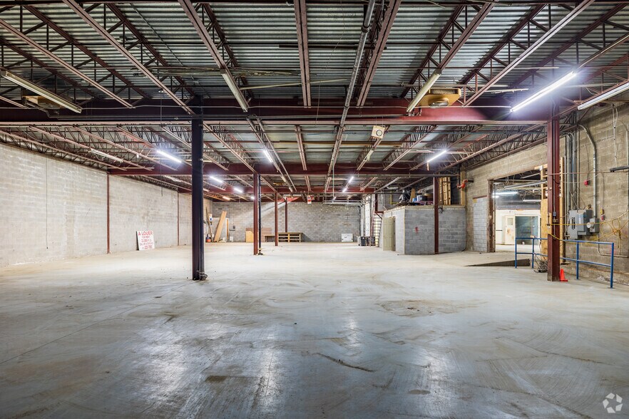 More Photos Of 12300 Boul Albert-Hudon, Montréal Warehouse For Lease