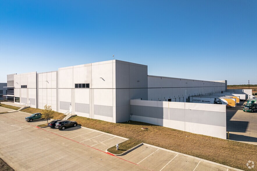 More Photos Of 2025 Midway Rd, Lewisville Distribution For Lease