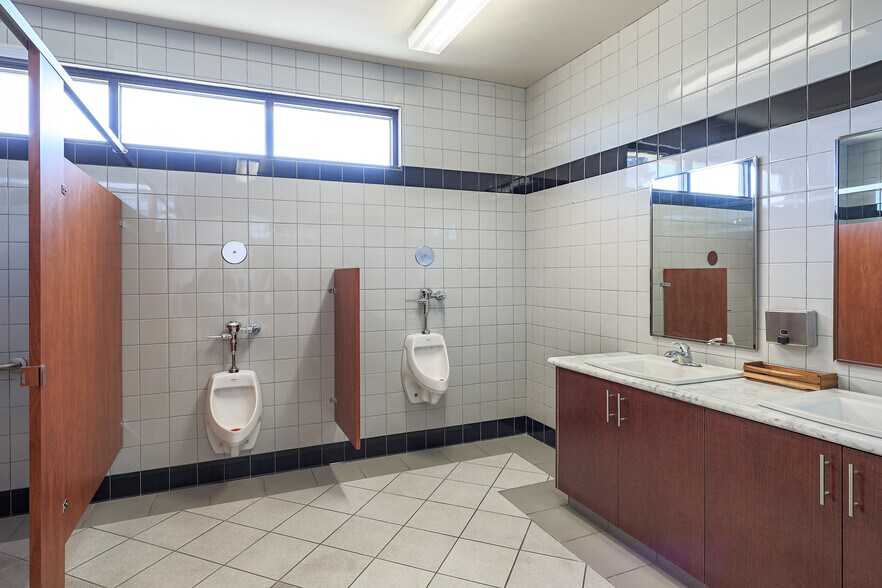 More Photos Of 971 E Broadway Ave, Atwater Office For Lease
