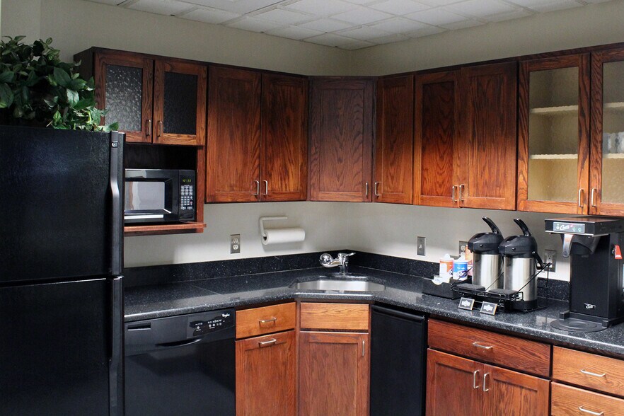 More Photos Of 200 E Big Beaver Rd, Troy Office For Lease