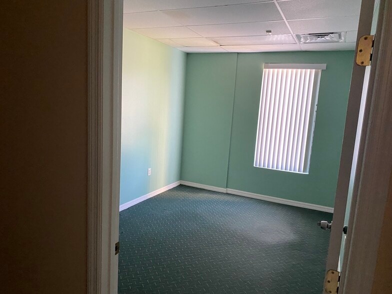 More Photos Of 1535 N Cogswell St, Rockledge Warehouse For Lease