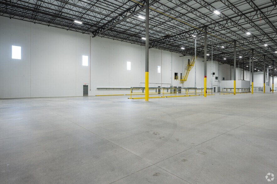 More Photos Of 2004 Moore Duncan Hwy, Moore Manufacturing For Lease