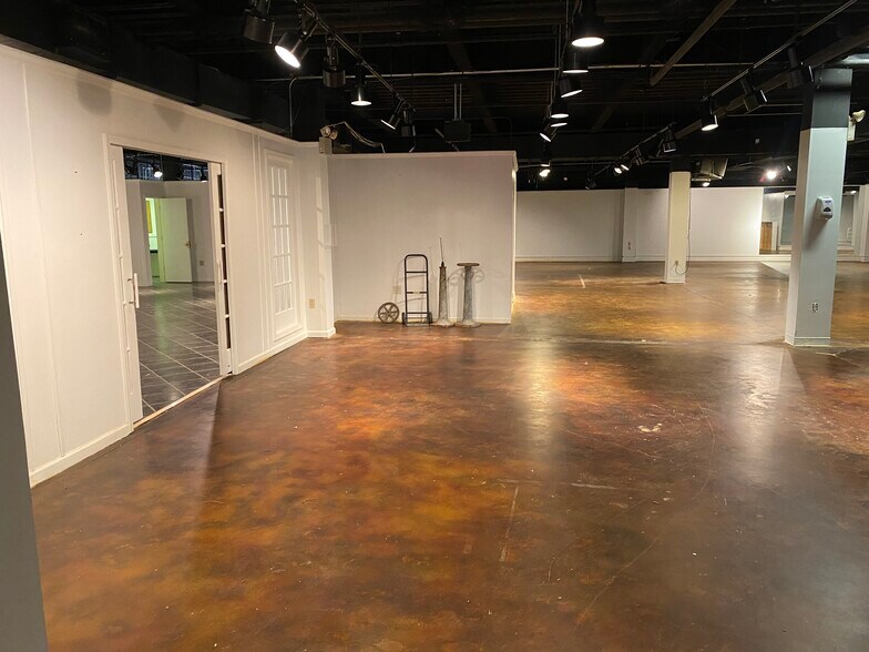 More Photos Of 156 S Main St, High Point General Retail For Lease