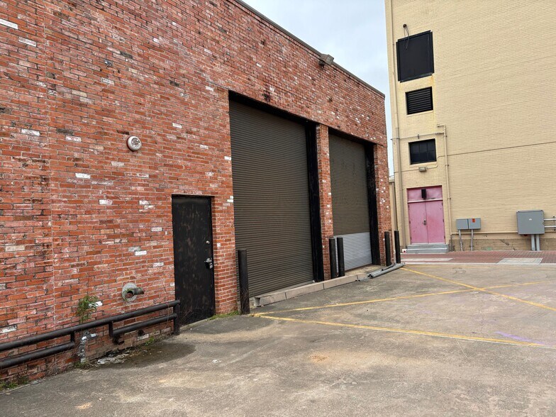 More Photos Of 201 N Pacific St, Conroe Freestanding For Lease