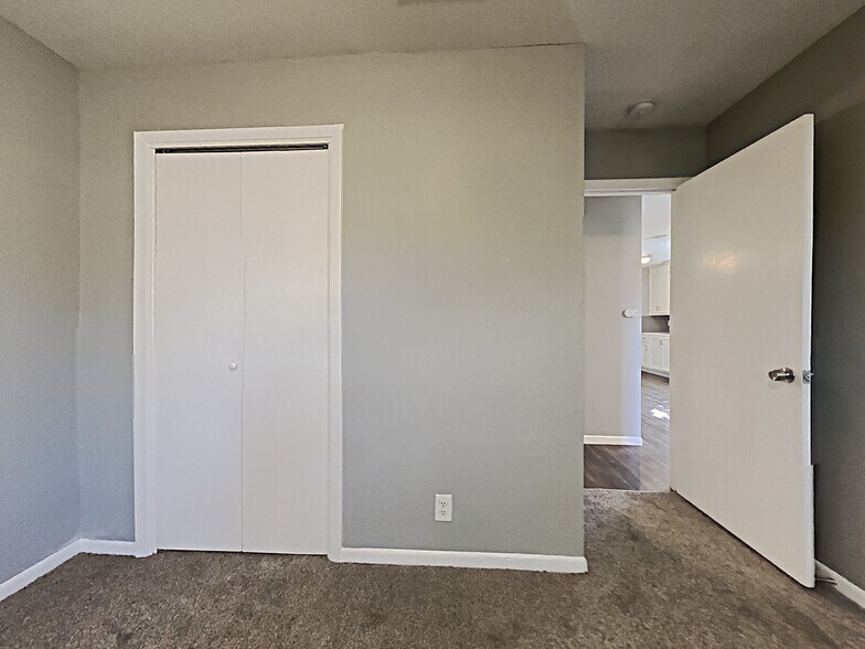 More Photos Of 1010 N Meadows Dr, Austin Apartments For Sale