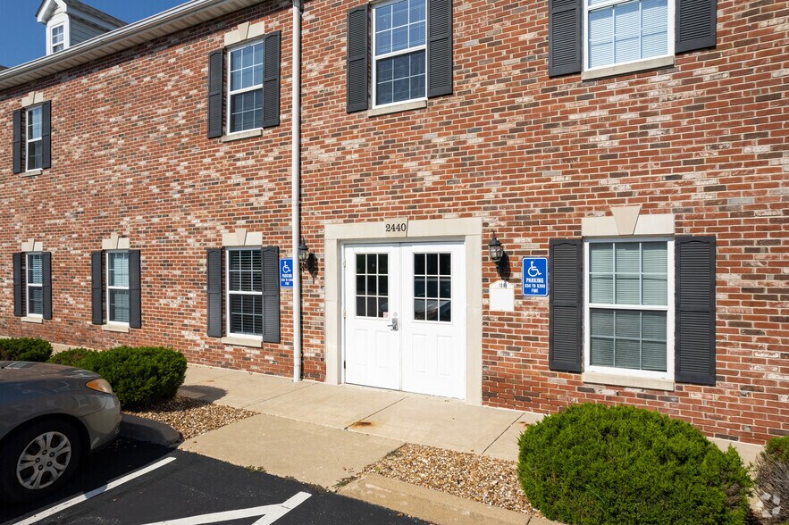 More Photos Of 2440 Executive Dr, Saint Charles Medical For Lease