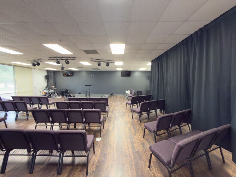 More Photos Of 275 W Airport Blvd, Pensacola Storefront Retail Office For Lease