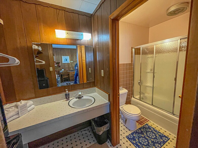 More Photos Of 314 Chippewa St, Ontonagon Hotel For Sale