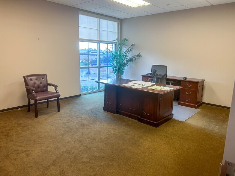 More Photos Of 16651 Ronan Rd, Houston Office For Sale