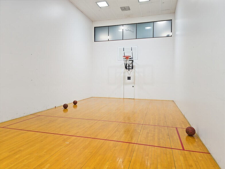 More Photos Of 15851 Dallas Pkwy, Addison Coworking Space
