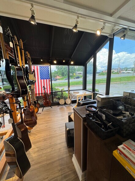 More Photos Of 105 New House Dr, Charlottesville Restaurant For Lease