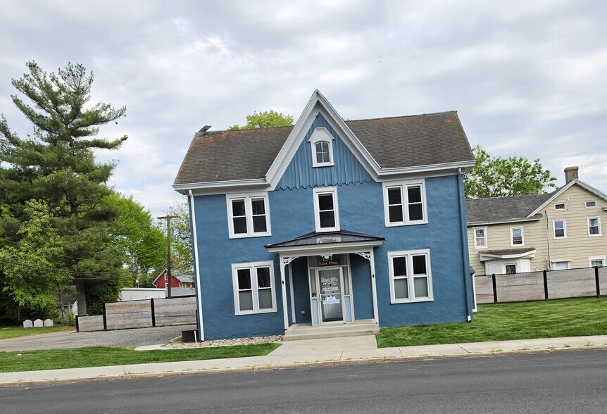 More Photos Of 104 E Pine St, Georgetown Office Residential For Lease