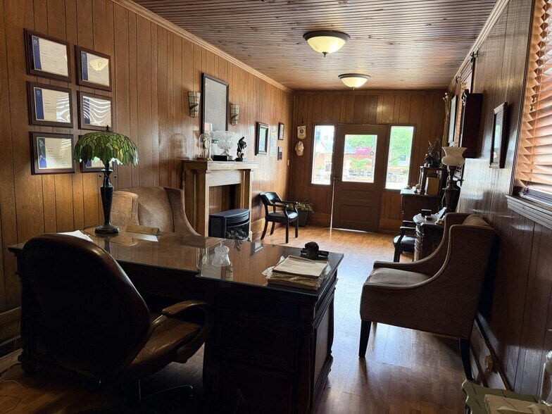 More Photos Of 114 Dogwood Ave, Middleton Auto Repair For Sale