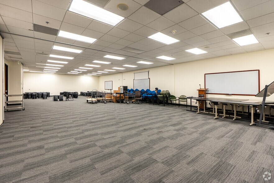 More Photos Of 450 American St, Simi Valley Office For Lease