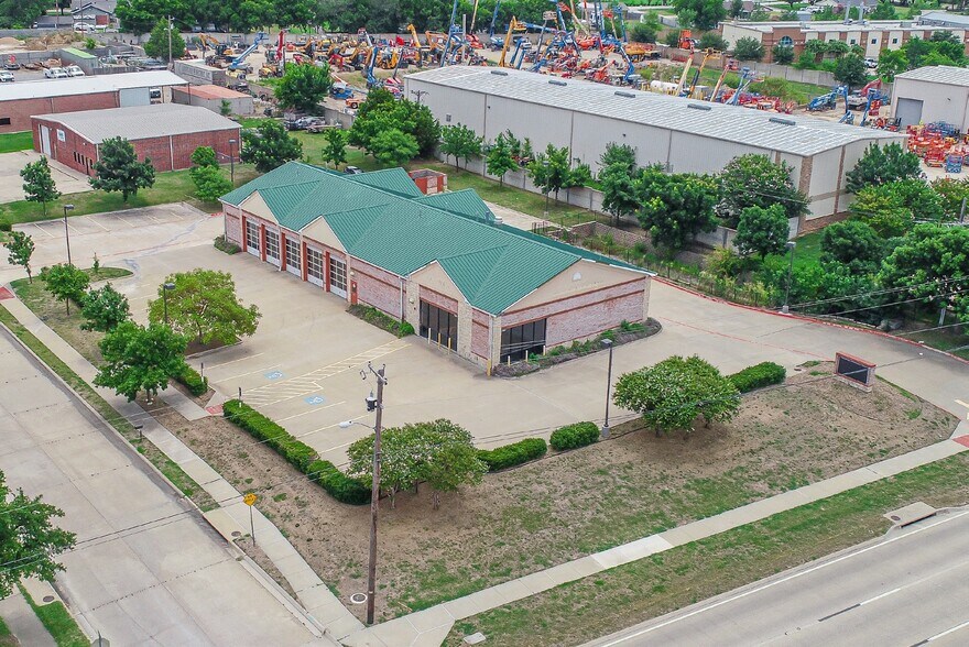 More Photos Of 1661 S Main St, Keller Freestanding For Sale