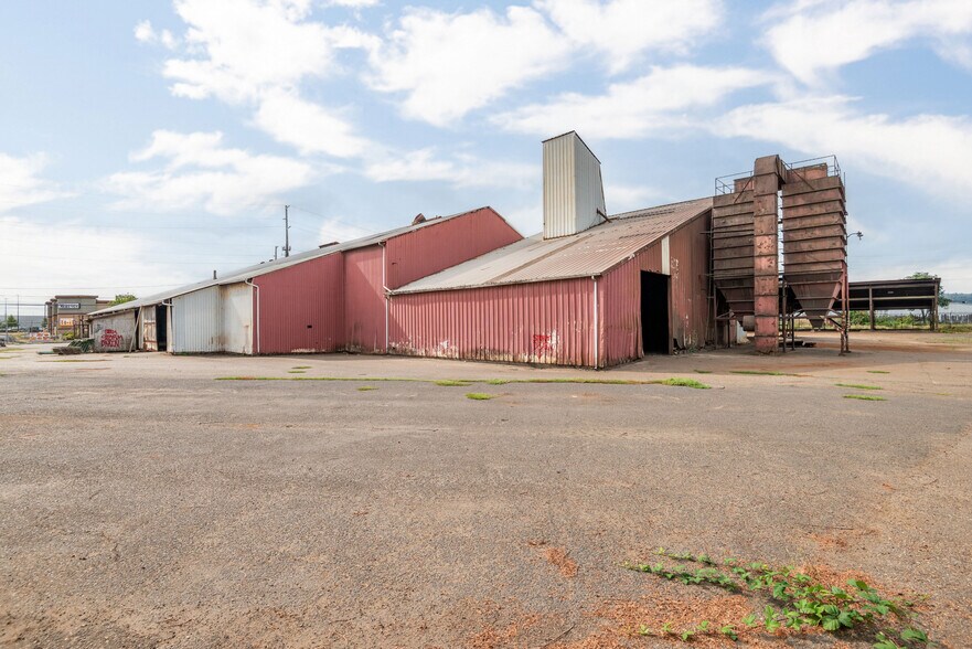 More Photos Of 523 7th Ave, Longview Warehouse For Sale