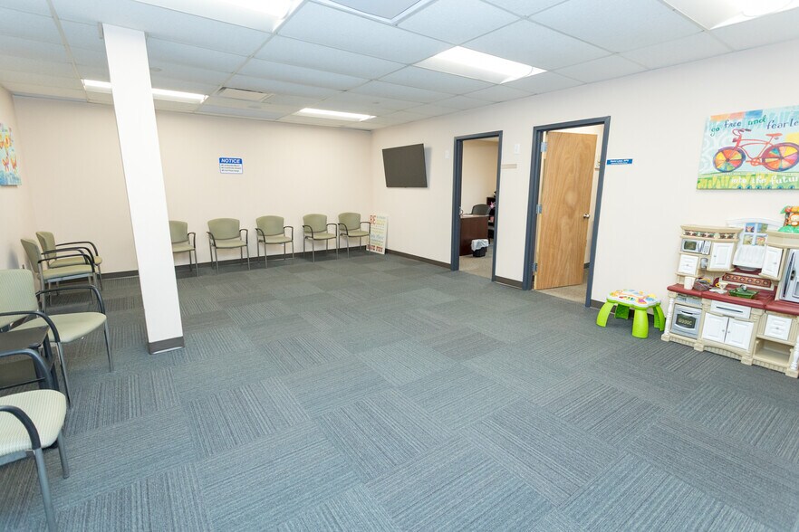 More Photos Of 1139 Spruce Dr, Mountainside Medical For Lease