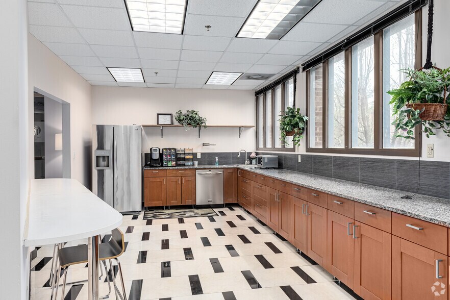 More Photos Of 1964 Gallows Rd, Vienna Office For Sale
