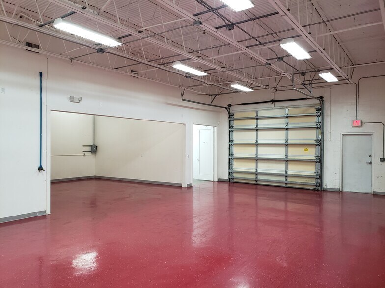 More Photos Of 3059-3061 SE Monroe St, Stuart Warehouse For Lease