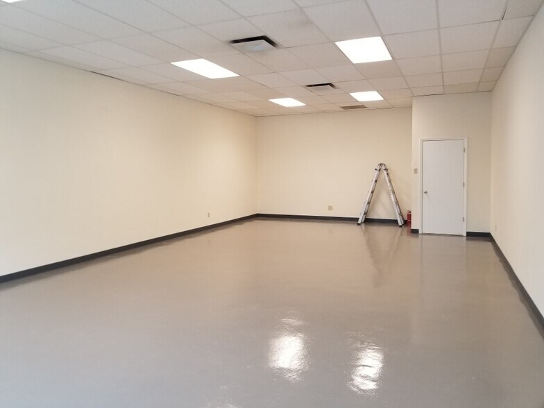 More Photos Of 10353 Tamiami Trl N, Naples Unknown For Lease