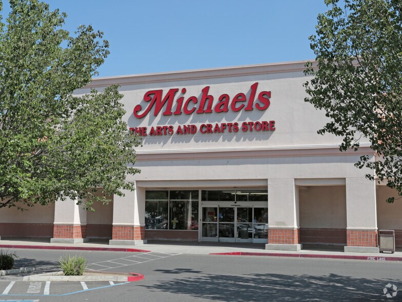 More Photos Of 323 W Shaw Ave, Clovis Unknown For Lease