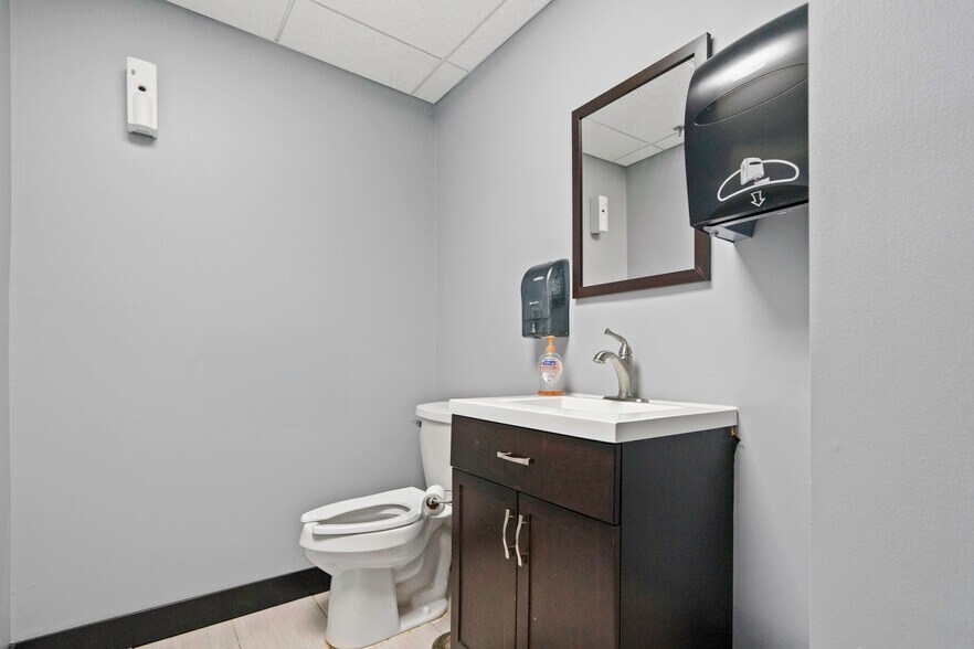 More Photos Of 1674 N Industrial Ave, Ottawa Manufacturing For Sale