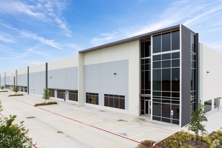 More Photos Of 4811 N Interstate 35, Georgetown Distribution For Lease