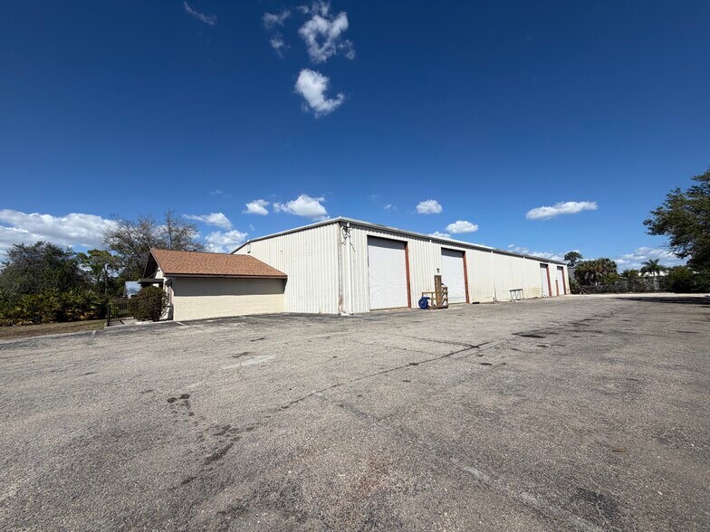 More Photos Of 15865 Brothers Ct, Fort Myers Warehouse For Lease