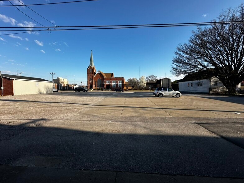 More Photos Of 2225 W Franklin St, Evansville Storefront For Sale