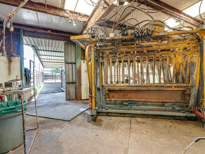 More Photos Of 1853 S Broadway St, Coalgate Flex For Sale