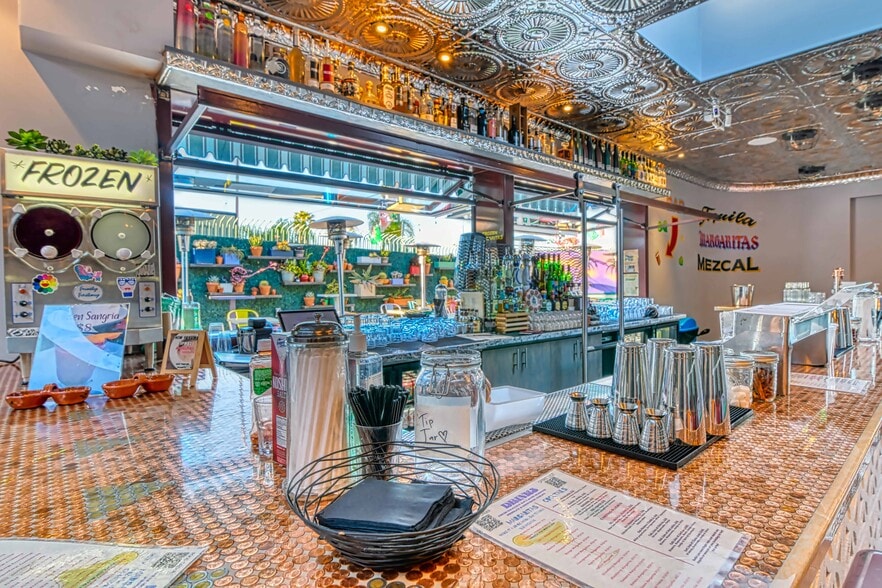 More Photos Of 10628 Ventura Blvd, Studio City Freestanding For Lease