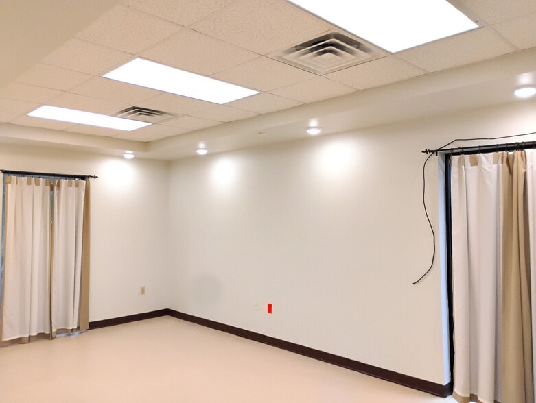 More Photos Of 1002 E Taylor St, Brownsville Office For Lease
