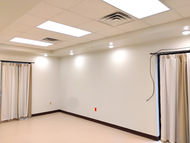 More Photos Of 1002 E Taylor St, Brownsville Office For Sale