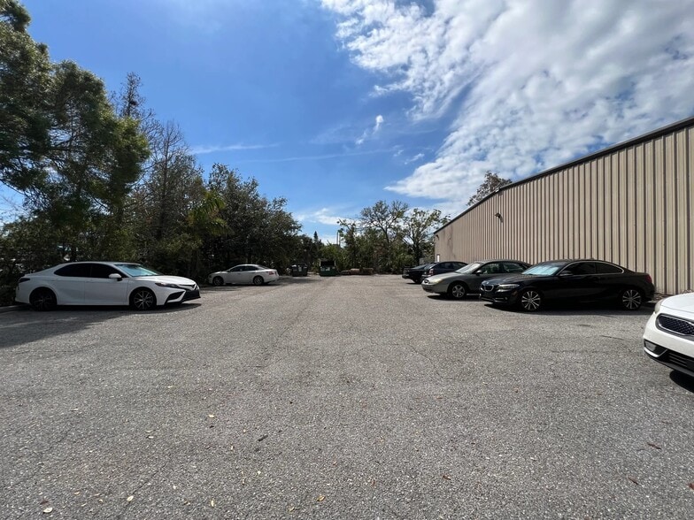 More Photos Of 1074 N Orange Ave, Sarasota Warehouse For Lease